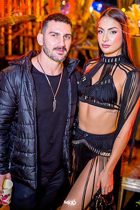 Casal, homem com cabelos curtos barba  e mulher com cabelos longos curtos 